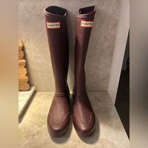 Hunter Sandhurst Rainboots in Burgundy- Size 7